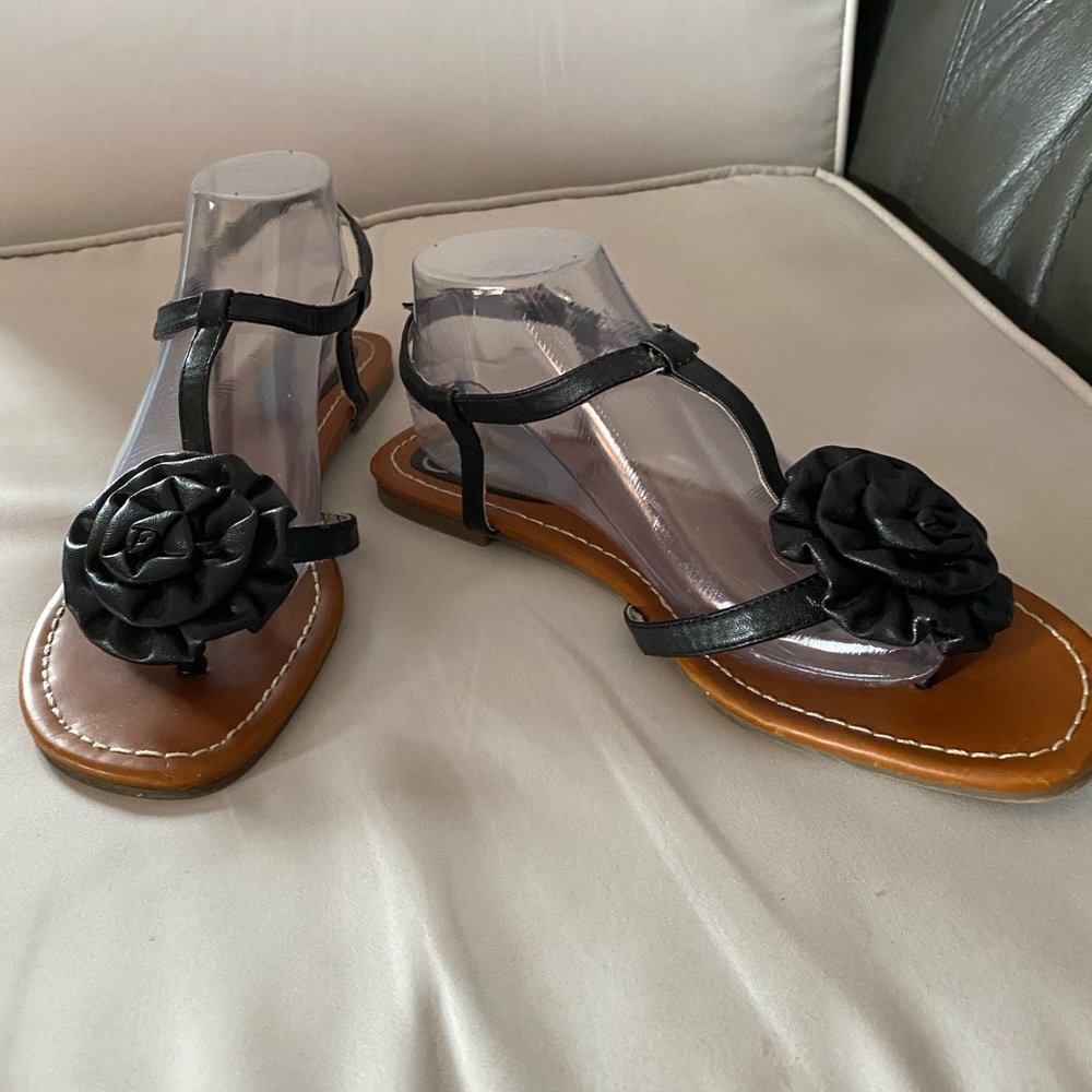 Cute , comfortable , flirty and feminine sandals . Worn twice . Excellent shape